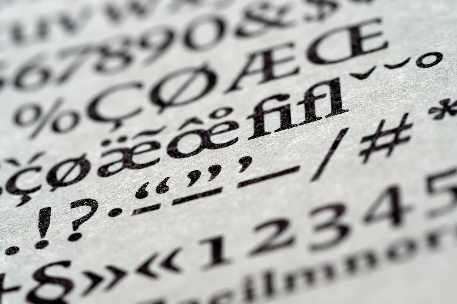 活字見本の接写。アルファベットや記号が並んでいる
