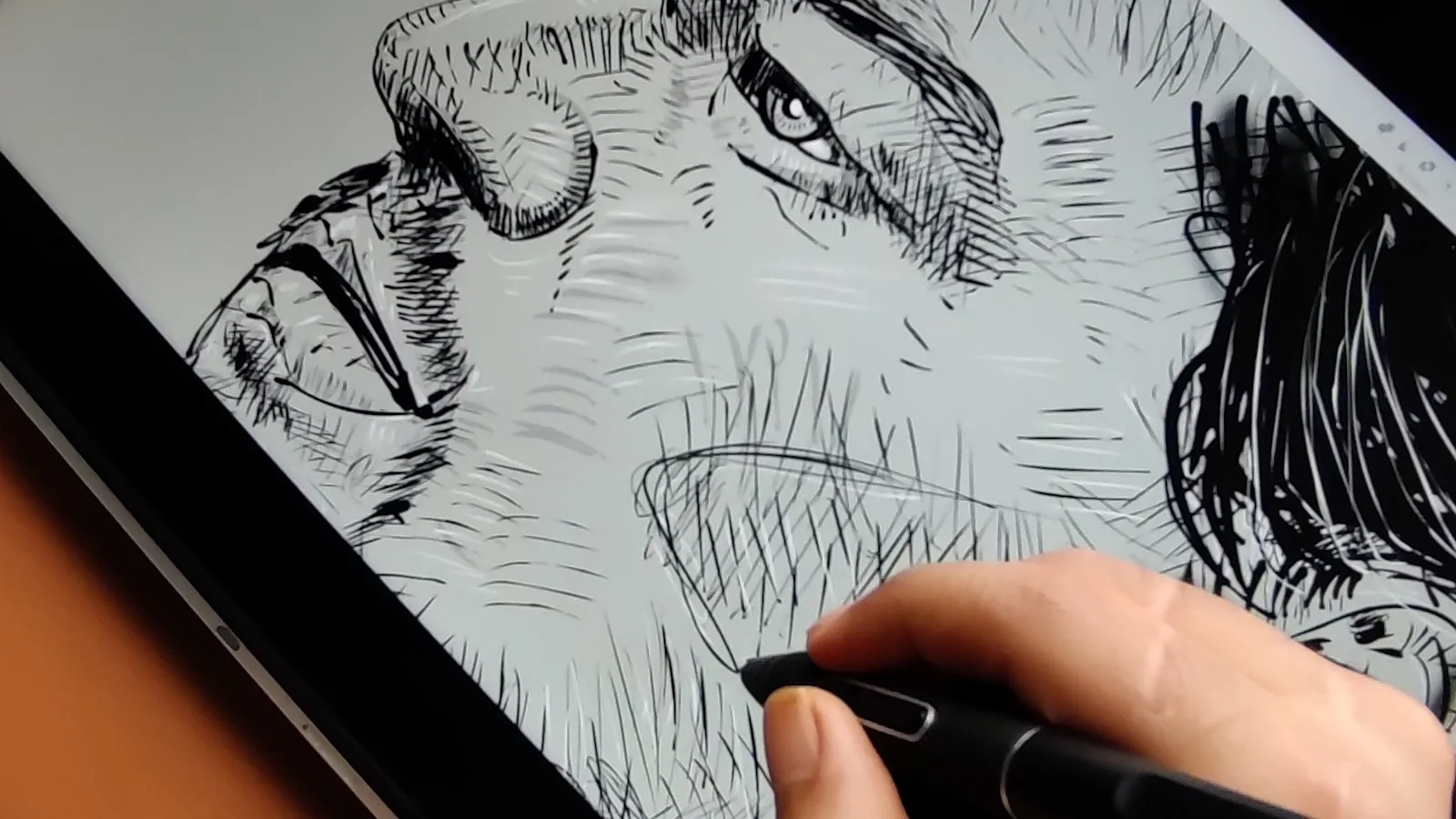 ペンでタブレットにイラストを描いている手元