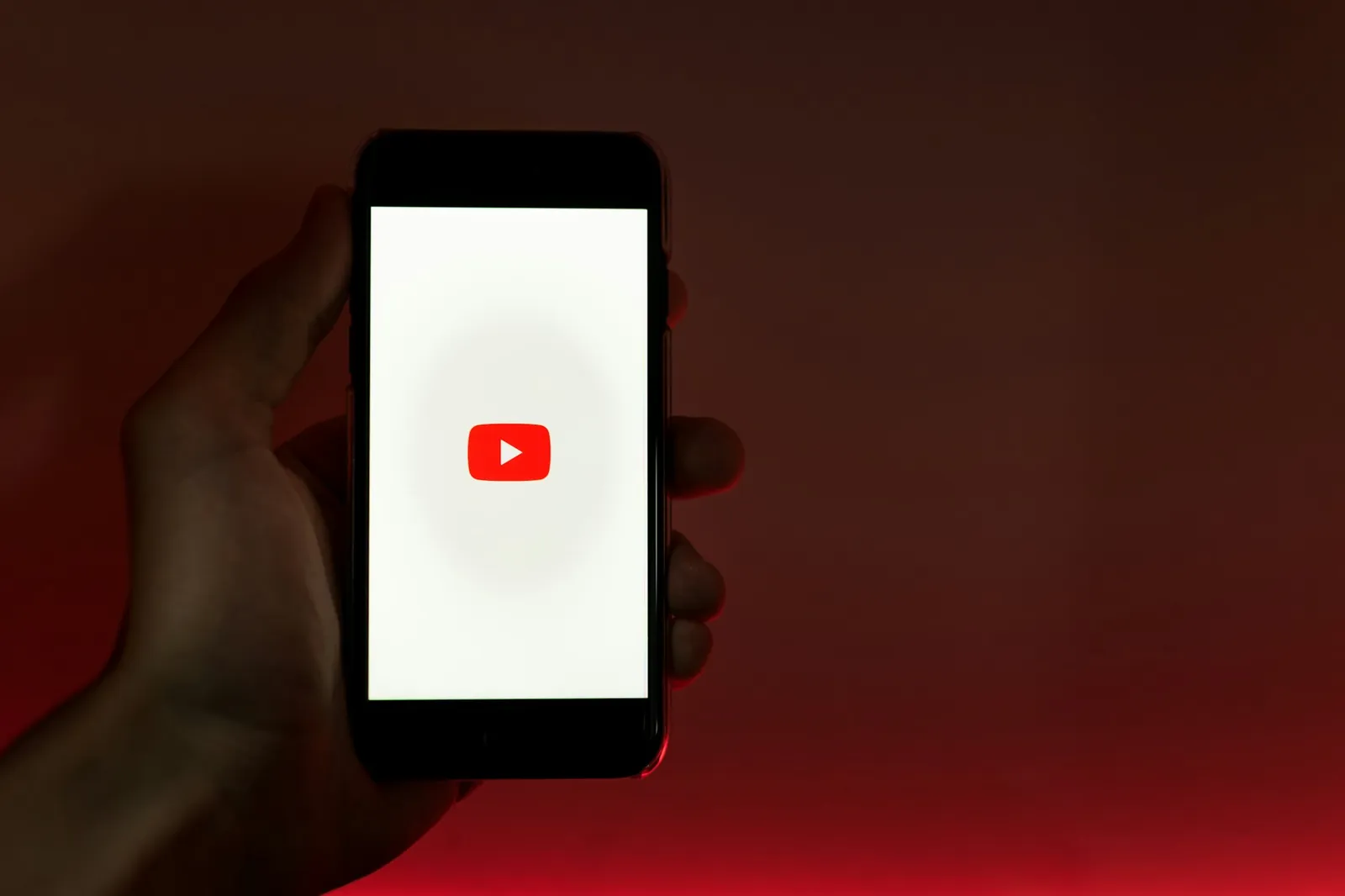 スマートフォンでYouTubeアプリを開いている様子