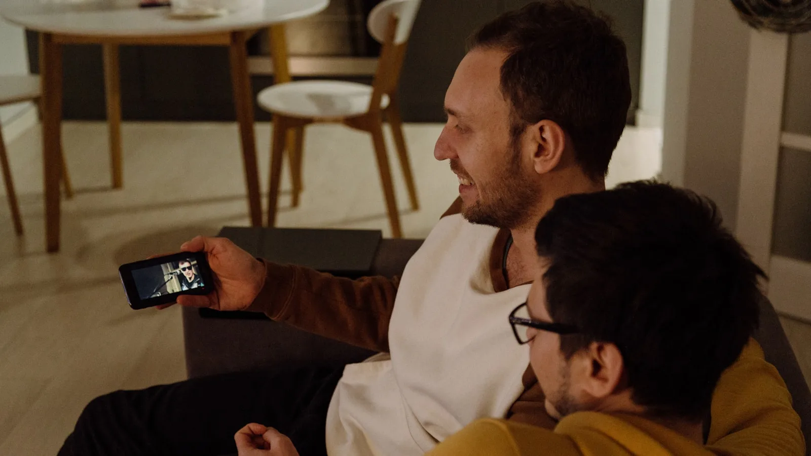 スマートフォンで動画を見る二人