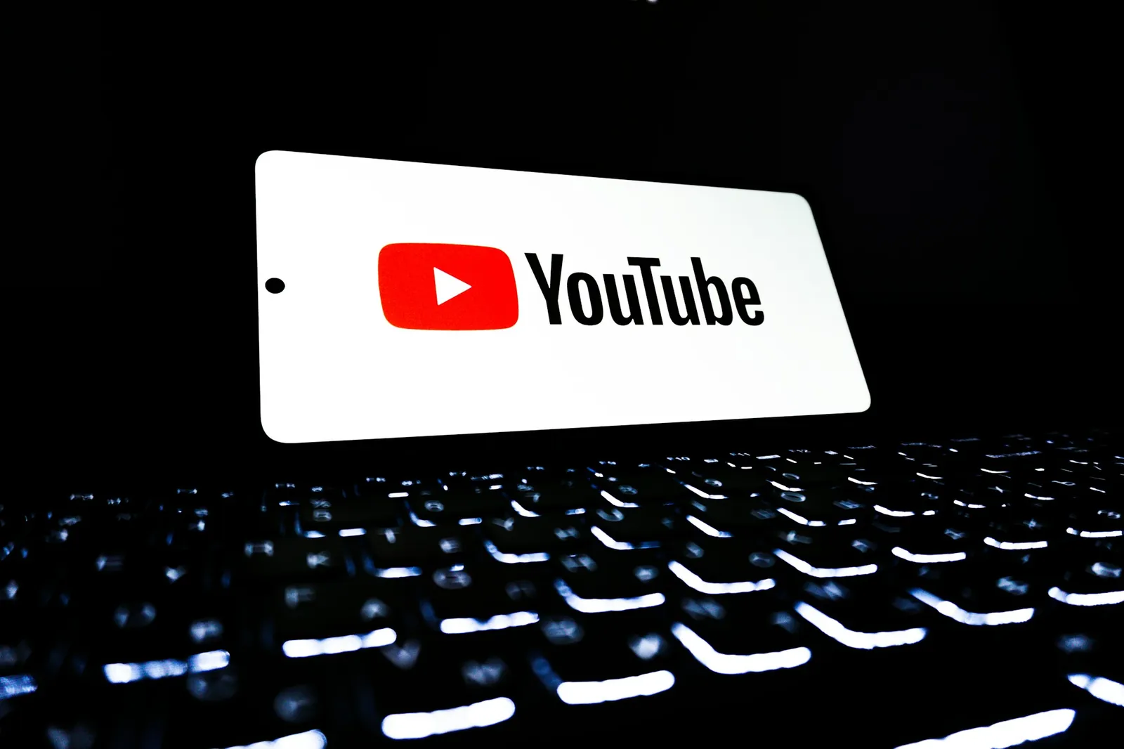 キーボードの上に置かれたYouTubeのロゴ
