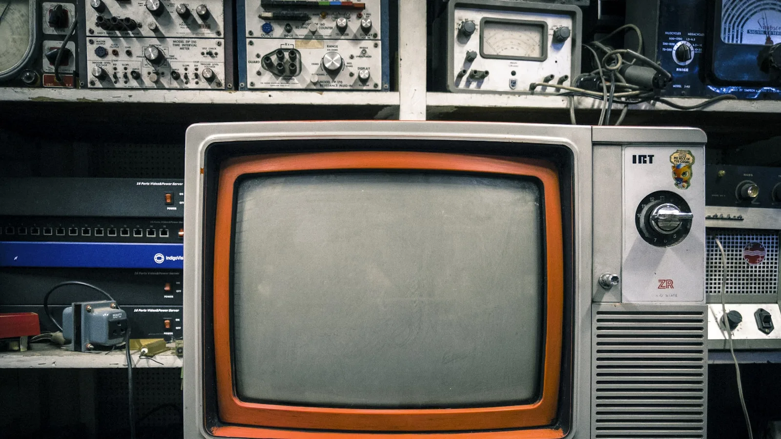 レトロなブラウン管テレビ